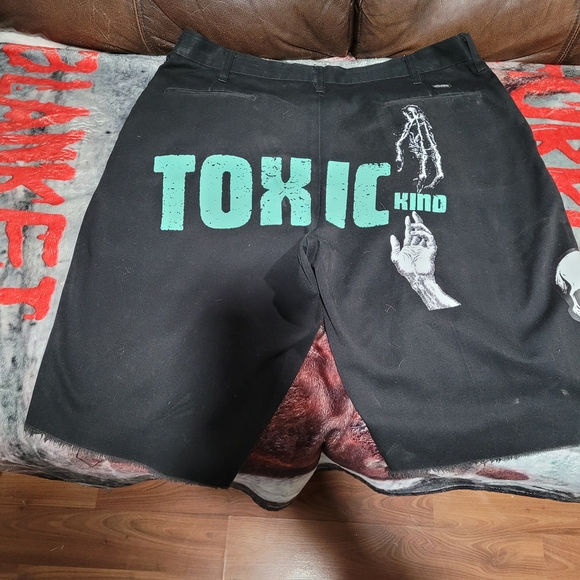 Various Reworked Graphic Men Shorts - Picture 4 of 6